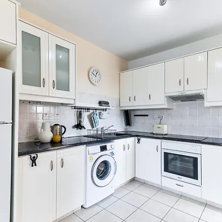 פארק נופש Sunny View - A Stunning With Private Rooftop Paphos
