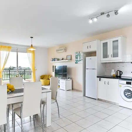 פארק נופש Sunny View - A Stunning With Private Rooftop Paphos