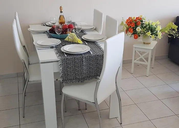 Sunny View - A Stunning With Private Rooftop 假日公园 Paphos