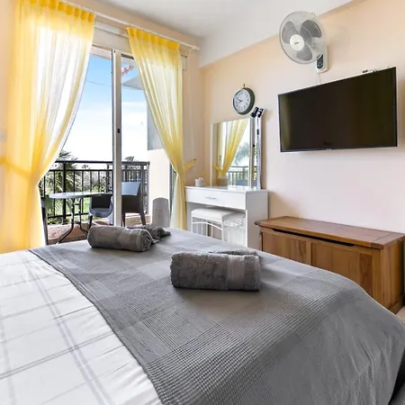 Sunny View - A Stunning With Private Rooftop Semesterpark Paphos