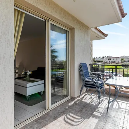 Sunny View - A Stunning With Private Rooftop Semesterpark Paphos