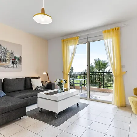 Sunny View - A Stunning With Private Rooftop Semesterpark Paphos