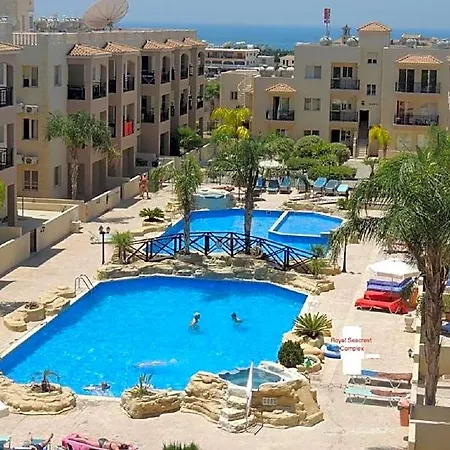 Sunny View - A Stunning With Private Rooftop Paphos