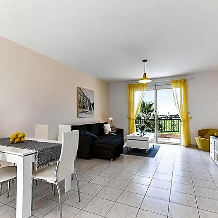 Sunny View - A Stunning With Private Rooftop * Paphos