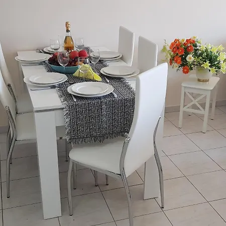 Sunny View - A Stunning With Private Rooftop 假日公园 Paphos