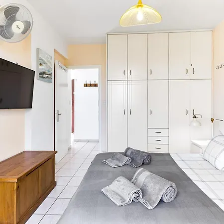 Sunny View - A Stunning With Private Rooftop * Paphos