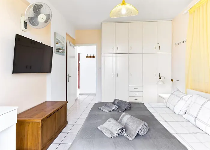 Sunny View - A Stunning With Private Rooftop * Paphos